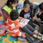 前进街家庭综合服务中心在美林湖畔开展第12期“快乐小陶子流动儿童图书馆”活动