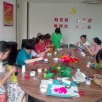 珠吉街家庭综合服务中心开展“布花的艺术——妇女丝网花”培训小组